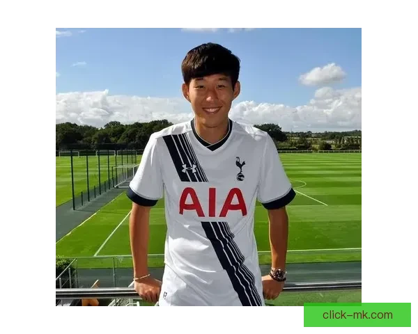 孙兴慜热刺比赛前与纽卡斯尔联当地小球员亲切互动传递温暖正能量